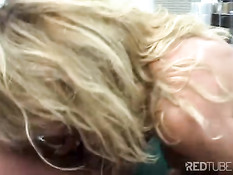 Две похотливые тётеньки в сетчатом белье с ходу принялись сосать