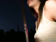 Мужик догнал девушку на ночной улице и развёл на минет за деньги