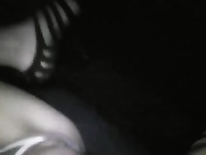 Проститутка ночью на улице отсасывает и получает сперму на лицо