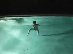 Девка купается в бассейне ночного клуба и мастурбирует вибратором