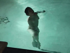 Девка купается в бассейне ночного клуба и мастурбирует вибратором