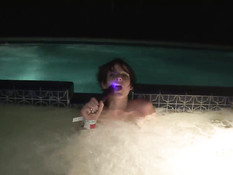 Девка купается в бассейне ночного клуба и мастурбирует вибратором