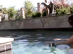 Kylee Strutt купается в открытом бассейне и ебётся с парнем на траве