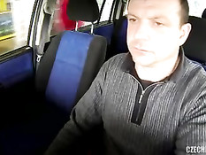 Молодая чешская проститутка обслуживает клиента в салоне машины