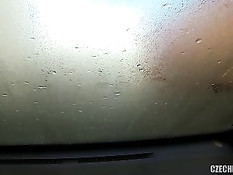 Молодая чешская проститутка обслуживает клиента в салоне машины
