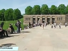 Голая немецкая девка гуляет по улицам привлекая внимание народа