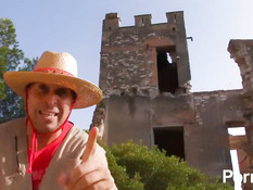 Испанская блондинка сосёт и трахается в развалинах старого здания