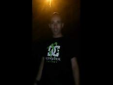 Молодая проститутка отсасывает член на улице и трахается с парнем