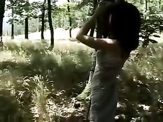 Юная Little Caprice раздевается и занимается сексом с парнем в лесу