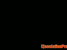 Большая и очень аппетитная задница возбуждает лысого любовника