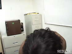 Белый мужик использует двух чёрных проституток для сосания хуя