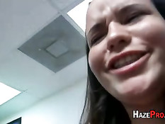 Сёстры из студенческого общежития учатся сосать хуй одному парню