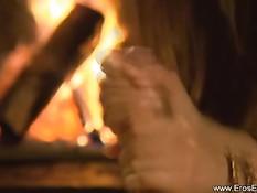 Опытная женщина на практике применяет искусство орального секса