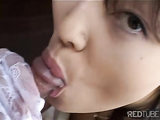 Девушка в перчатках достаёт из трусов член и вылизывает язычком