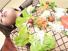 Голое тело японской девки использовали, как блюдо для продуктов