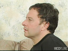 Мужчина отшлёпал рыжую суку по заднице, пока она не покраснела