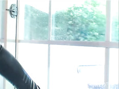 Женщину в латексных перчатках и сапогах отъебали в анус на кухне