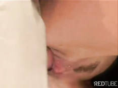 Женщину в латексных перчатках и сапогах отъебали в анус на кухне