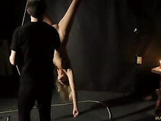 Блондинку с бритой пиздой подвесили за ноги и отшлёпали по жопе