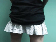 Милашка ложится на кушетку и мастурбирует рукой выбритую киску