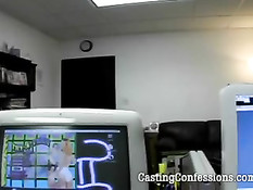 Порно кастинг 20-летней сисястой блондиночки с интимной стрижкой