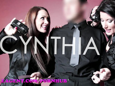 Женщина оператор снимает любительское порно с молодой девушкой