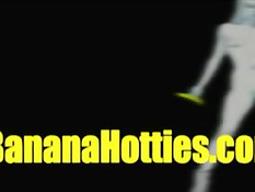 Блондинка ложится на кровать, а парень трогает её киску и дрочит