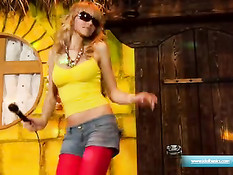 Русская девчонка может не только петь, но и хорошо отсосать член