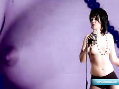 Возбуждённая блондинка исполняет песню и снимает с себя одежду