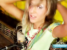 Девка не может прожить без музыки, даже во время секса с парнем