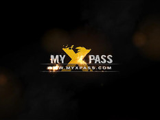 После групповухи сперма попадает в широко открытые рты девушек