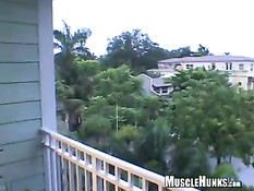 Голубой бодибилдер принимает душ и мастурбирует член в бассейне