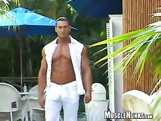 Голубой бодибилдер принимает душ и мастурбирует член в бассейне