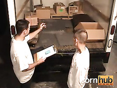 Паренёк оттрахал своего голубого бойфренда в фургоне автомобиля