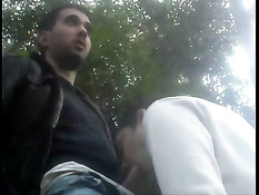 Два голубых парня любят заниматься сексом в общественном парке