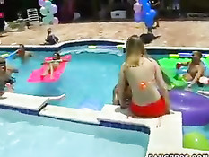 Обнажённые девчонки весело проводят время в открытом бассейне