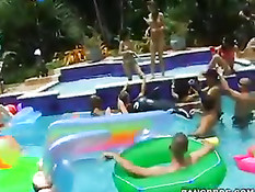 Обнажённые девчонки весело проводят время в открытом бассейне