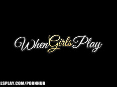 Holly Michaels и Nicole Aniston занимаются йогой и лесбийским сексом