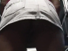 Прогуливаясь по парку юная студентка показывает письку и сиськи