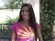 Прогуливаясь по парку юная студентка показывает письку и сиськи