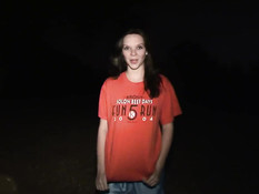 Бесстыжая обнажённая девка позирует ночью на игровой площадке