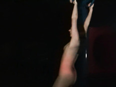 Бесстыжая обнажённая девка позирует ночью на игровой площадке