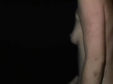 Бесстыжая обнажённая девка позирует ночью на игровой площадке