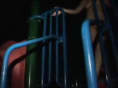 Бесстыжая обнажённая девка позирует ночью на игровой площадке