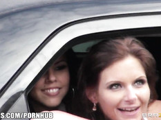 Девушки из студии Brazzers ебутся в движущейся по городу машине