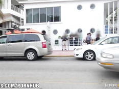 Девушки из студии Brazzers ебутся в движущейся по городу машине