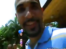 Народ собрался на вилле, чтобы устроить дикую оргию у бассейна