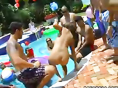 Народ собрался на вилле, чтобы устроить дикую оргию у бассейна