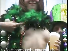 Американские девчонки на карнавале показывают сиськи и письки