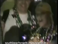 Американские девчонки на карнавале показывают сиськи и письки